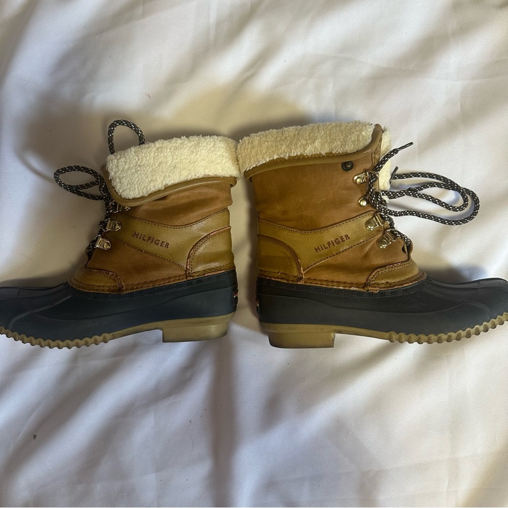 Tommy Hilfiger Women's Tan and Black Winter Boots
